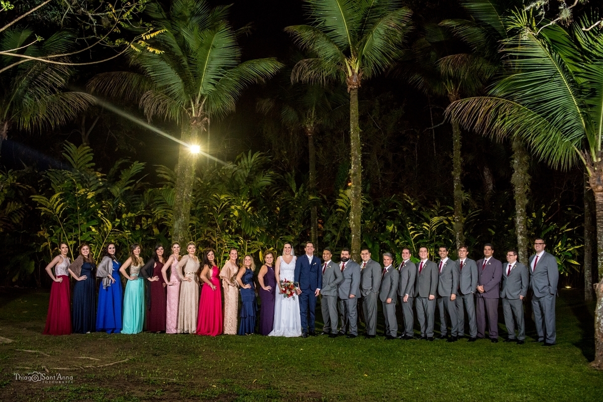 Casais com muitos padrinhos e madrinhas