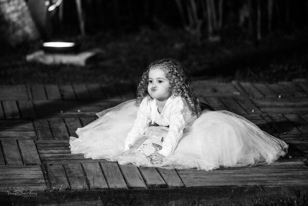 Fotografia da daminha durante o casamento