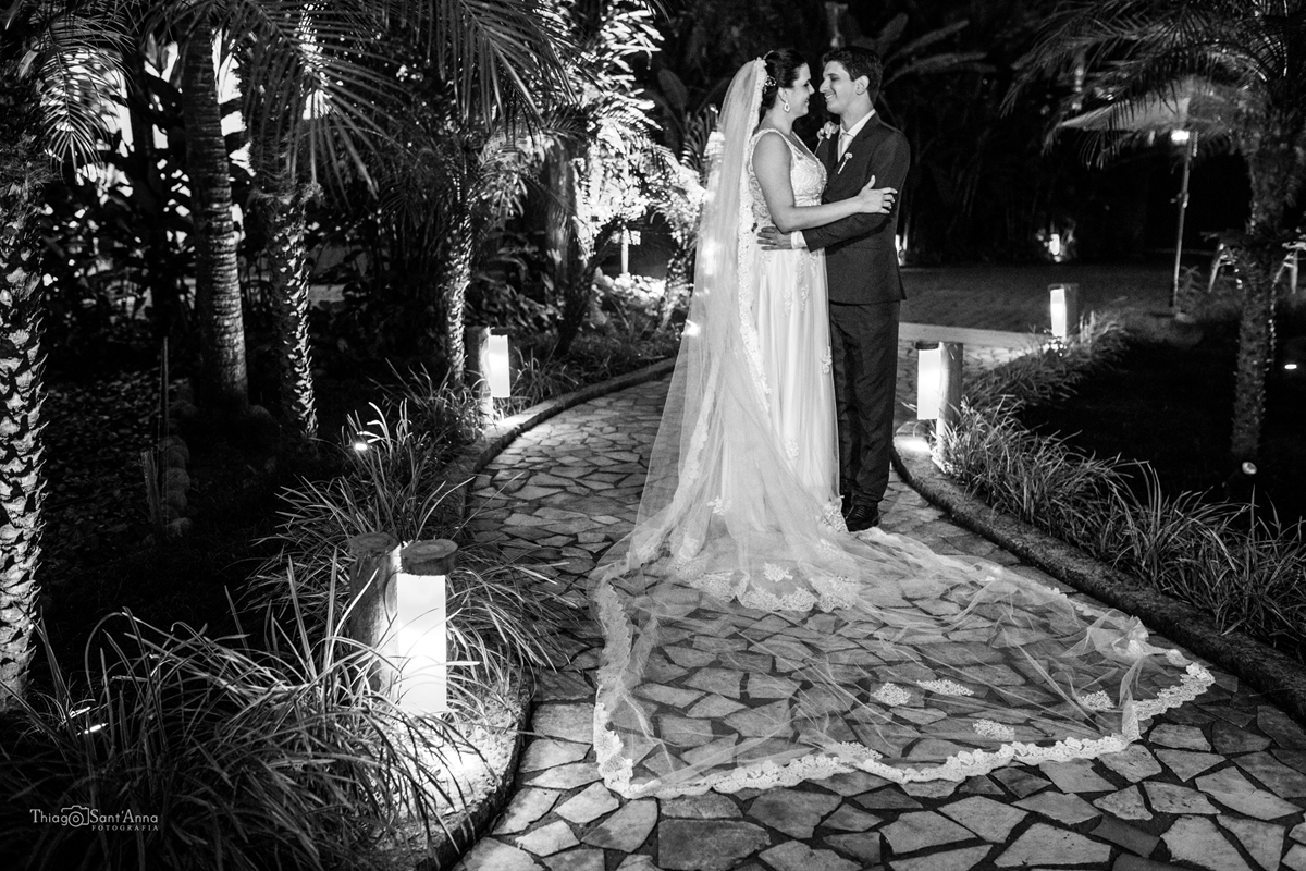 Fotografia dos noivos em preto e branco