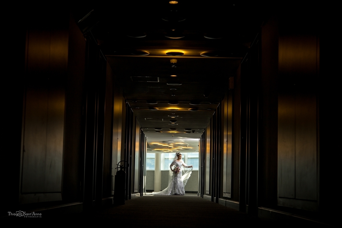 Noiva no corredor do hotel