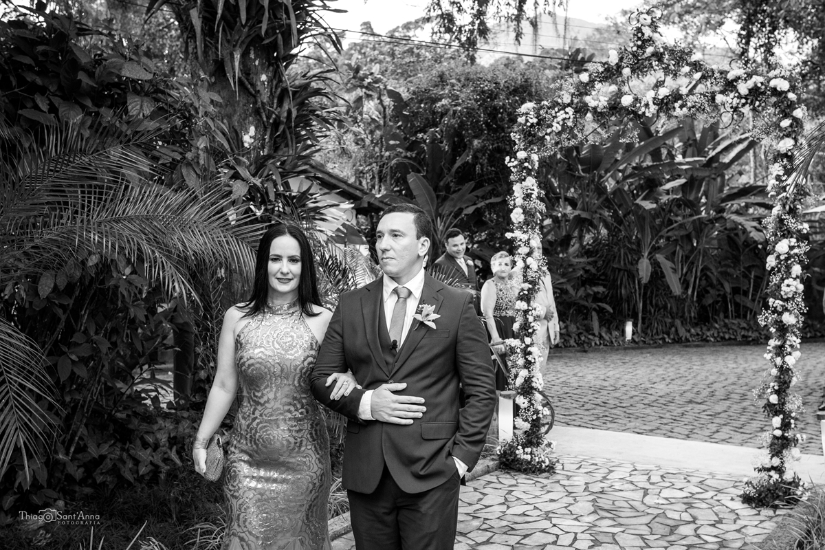 Entrada do noivo. Fotografia em preto e branco.