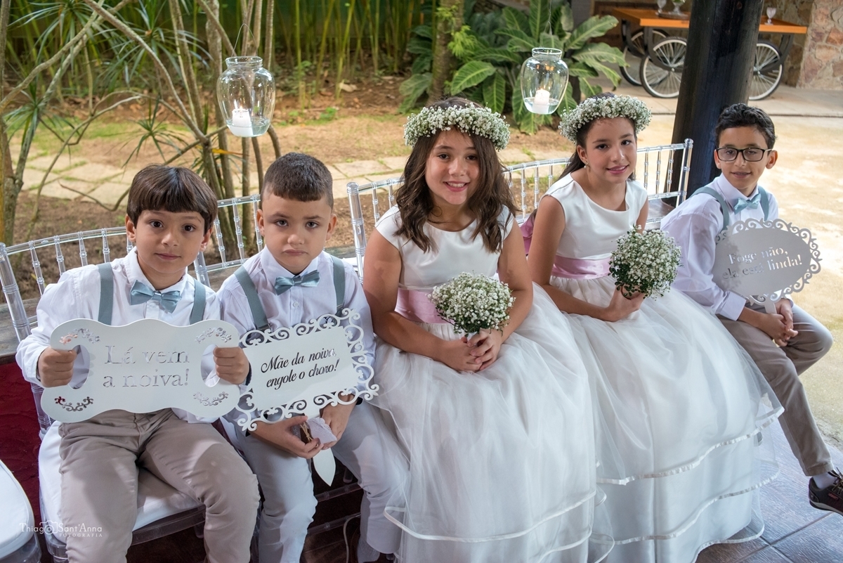 Damas e pagens, sentados juntos.