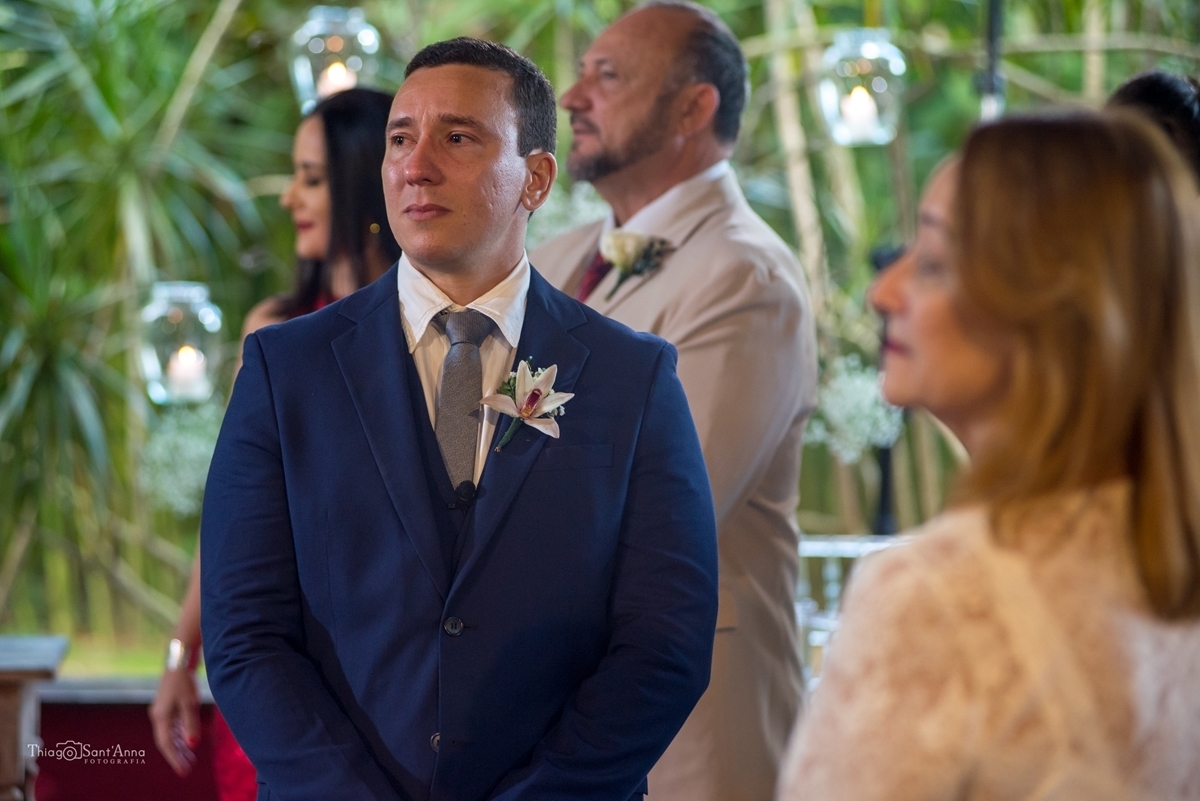 Noivo emocionado em seu casamento.