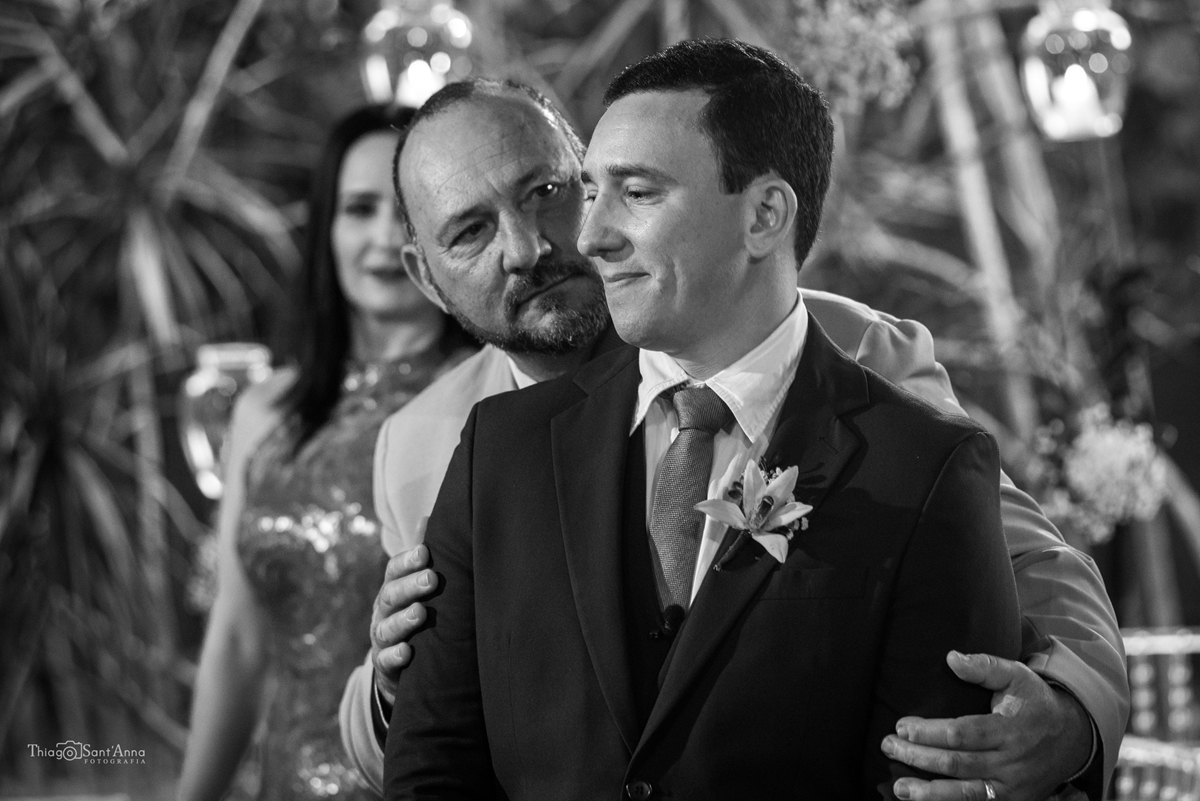 Padrinho conforta noivo, Fotografia em preto e branco.