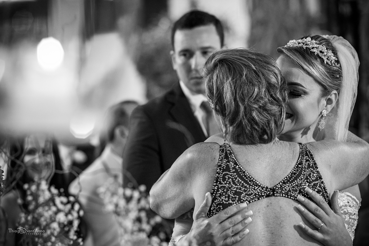 Fotografia em preto e branco. Cumprimento da mãe após o casamento.
