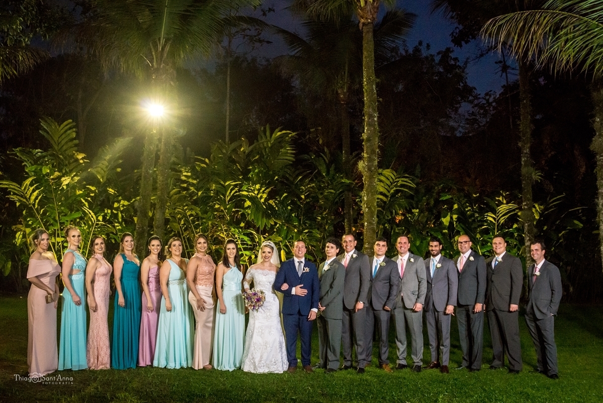 Foto com as madrinhas e padrinhos.