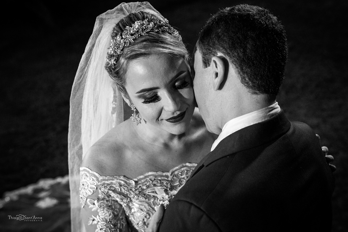 Fotografia dos noivos em preto e branco.