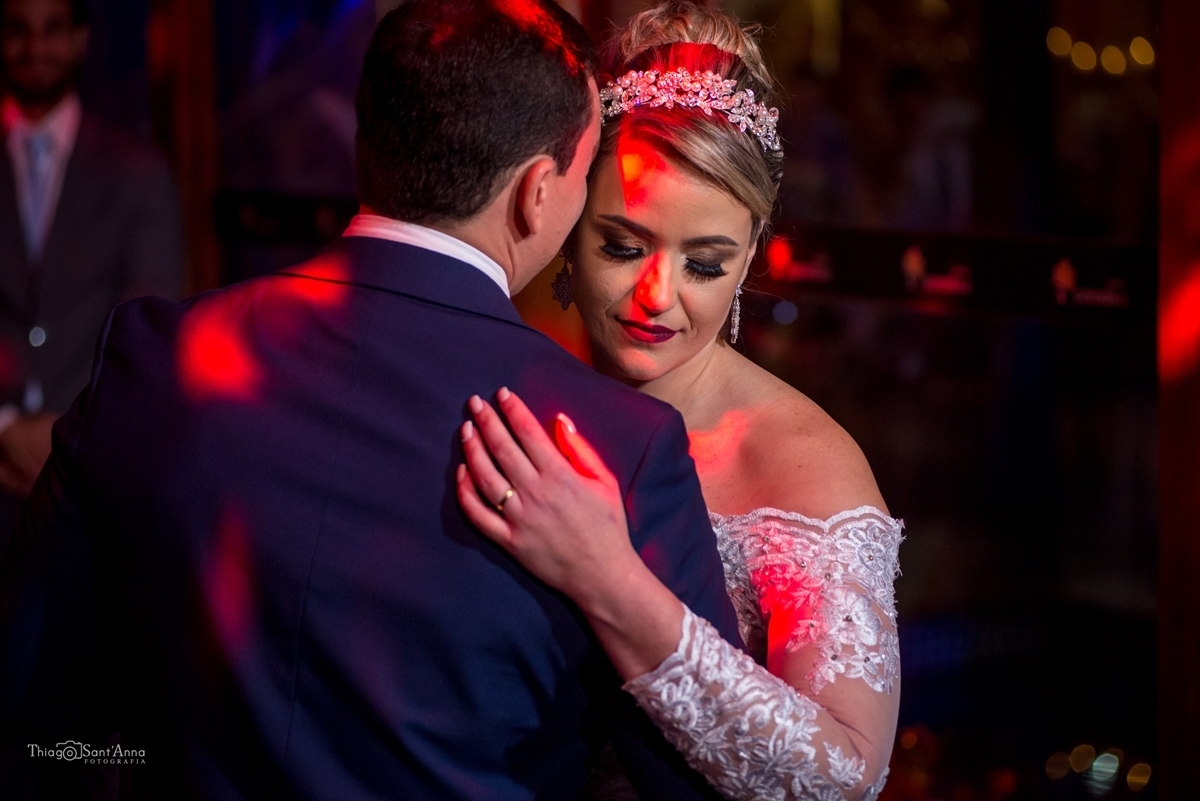 Fotografia da dança dos noivos.