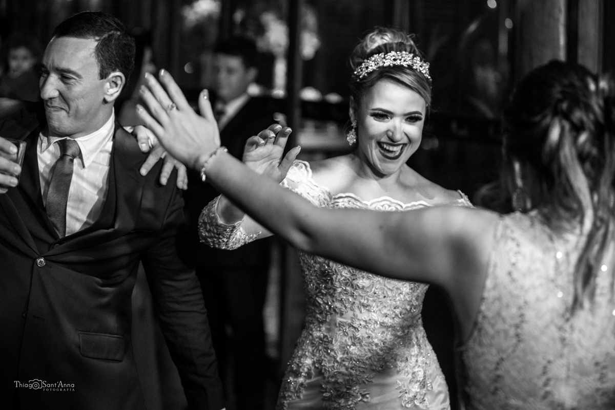 Noivos na pista de dança, com os amigos.