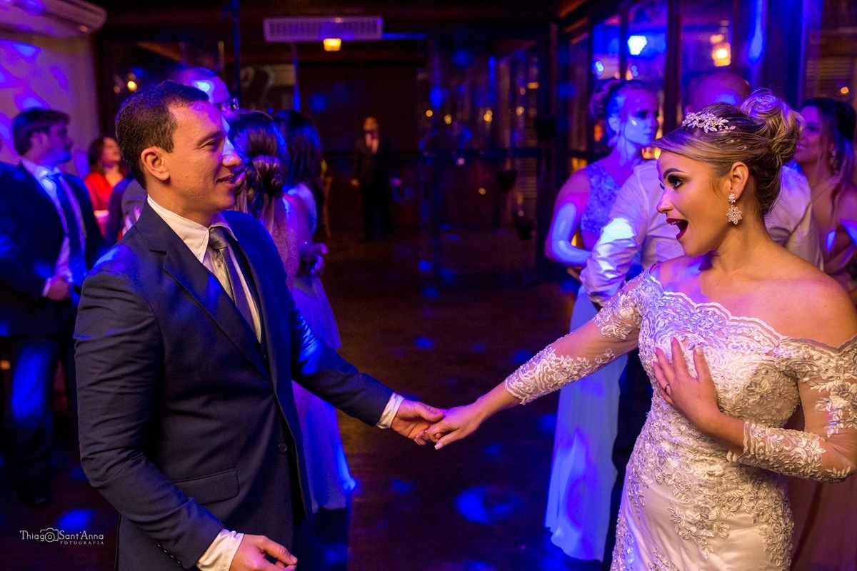 Noivos se divertindo em casamento.