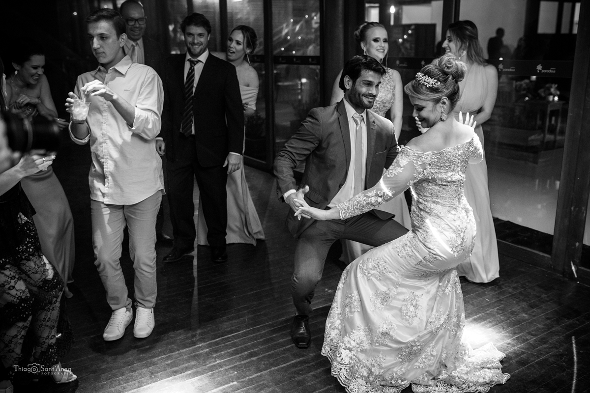 Noiva dançando até o chão.
