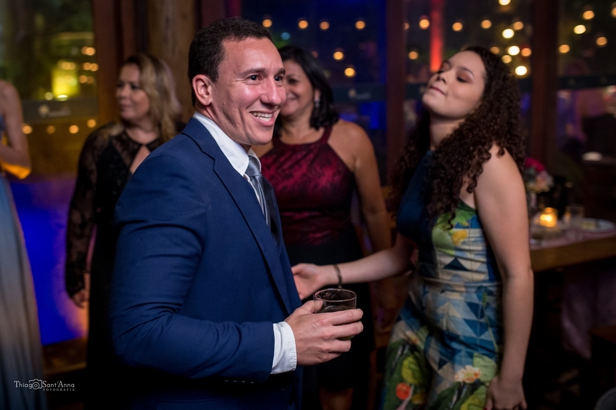 Terno de noivo azul.