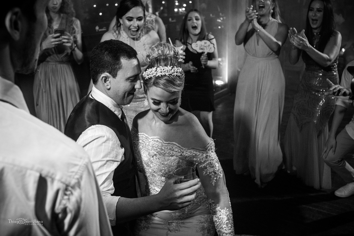 Noivos dançando em pista de dança, fotografia em preto e branco.