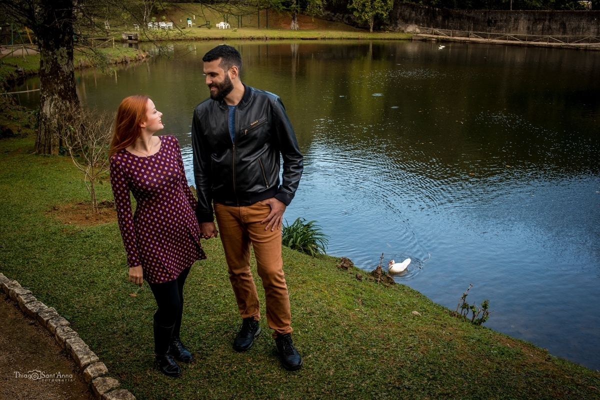 Fotografia de casal ao lado de um lago em Teresópolis
