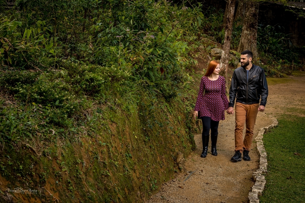 Casal caminhando em trilha de Teresópolis em seu ensaio pré casamento