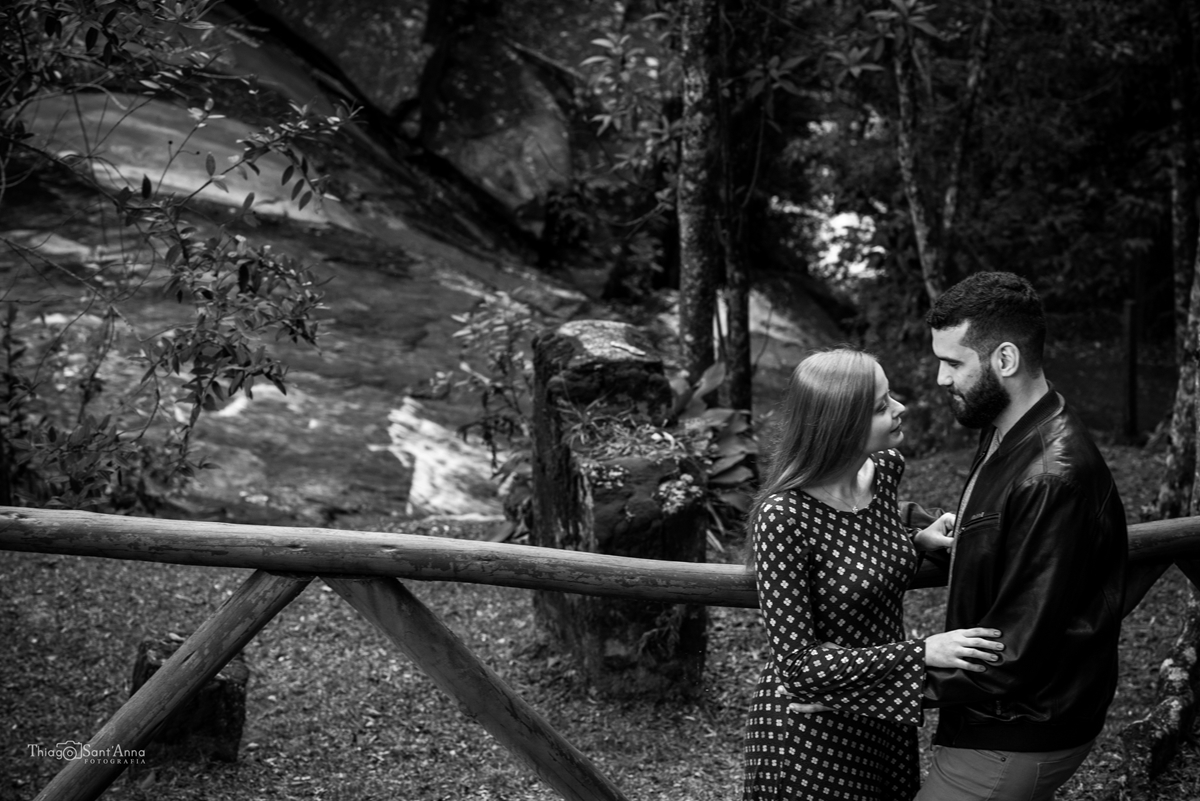 Fotografia de casal se olhando em preto e branco