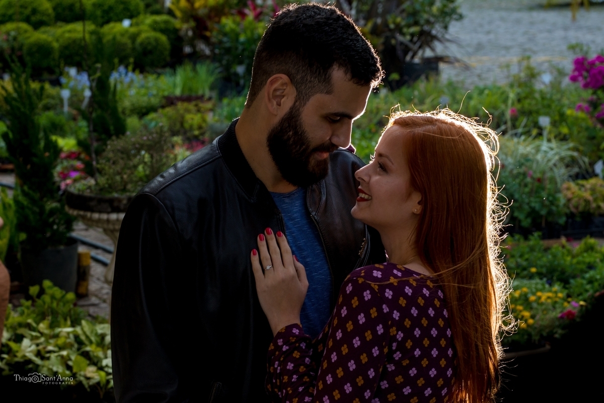 Fotografia de casal abraçado no ensaio pré casamento