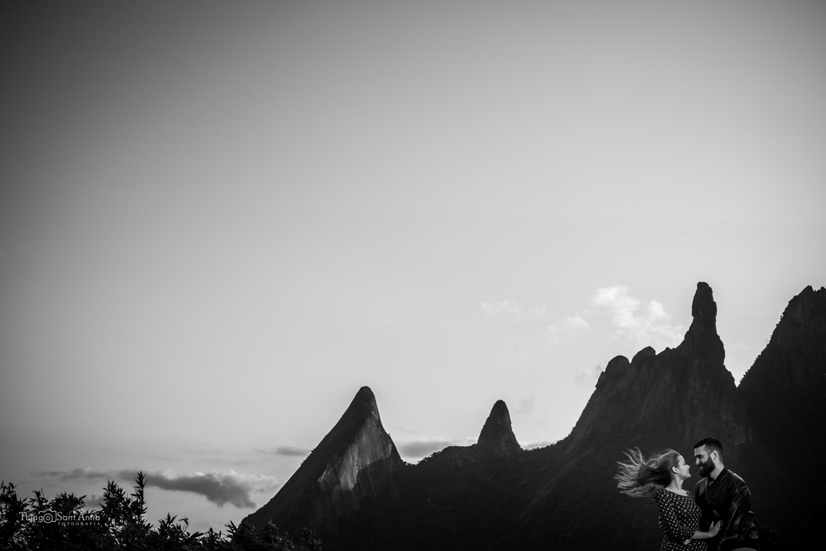 Fotografia em preto e branco de casal posando em frente ao Dedo de Deus em Teresópolis, Rio de Janeiro 