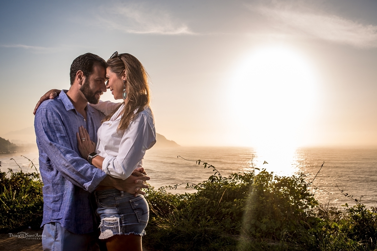 Fotografia de ensaio pré casamento com horizonte do litoral ao fundo