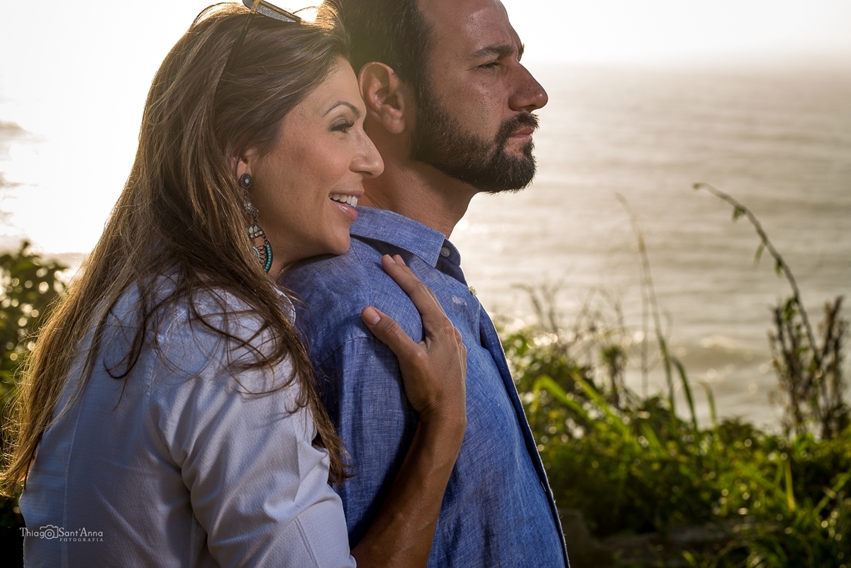 Casal olhando para o horizonte