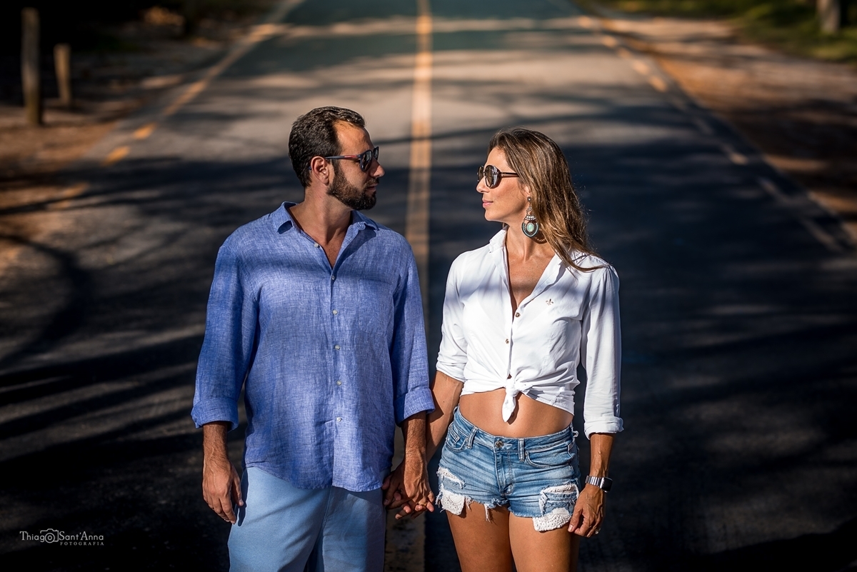 Casal se olhando no meio da rua