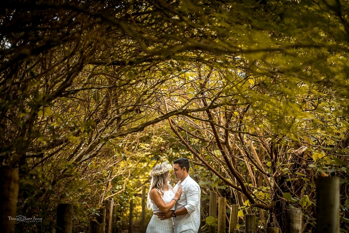 Fotografia de pré-wedding casal embaixo das arvores