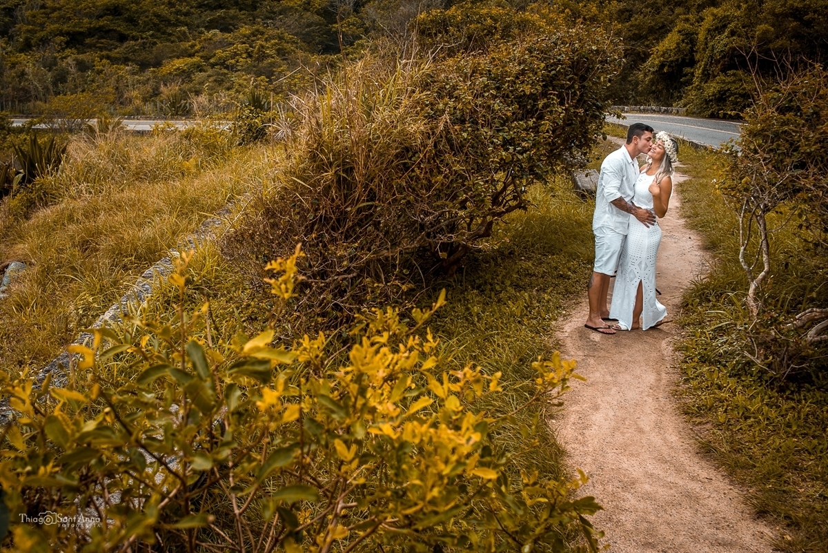 Fotografia de casal em ensaio pré-wedding no campo