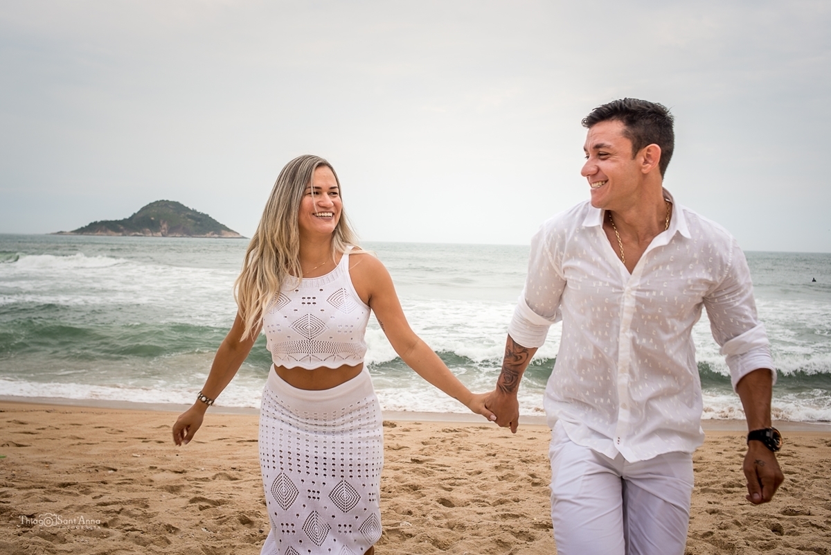 Fotografia de casal em ensaio pré-wedding na praia