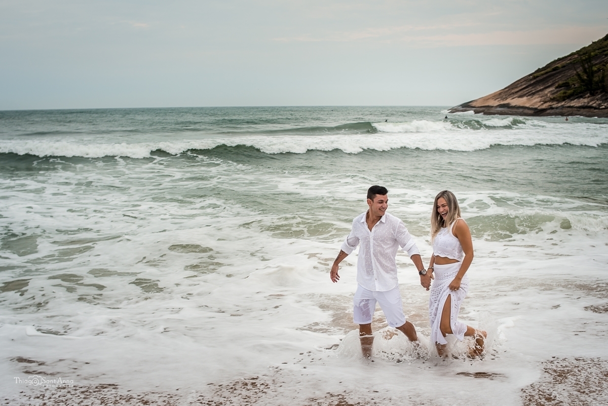 Ensaio pré wedding na praia, molhando os pés no mar
