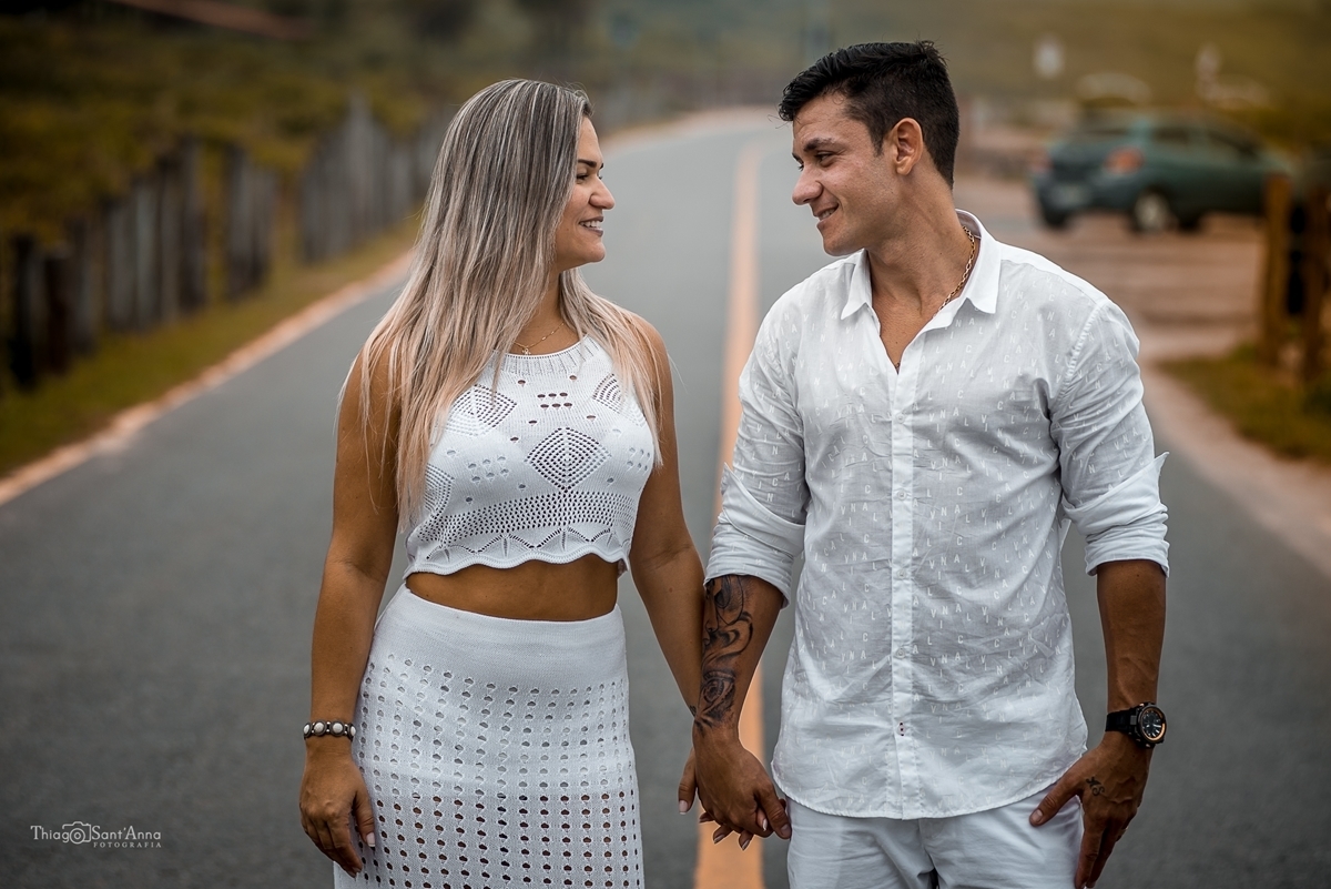 Ensaio pré wedding. Fotografia de casal na estrada.