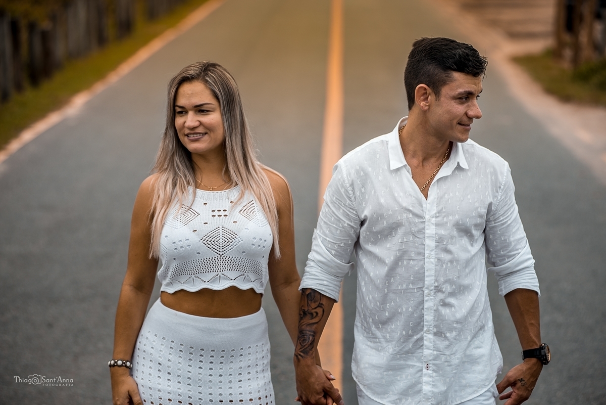 Ensaio pré wedding. Fotografia de casal na estrada.