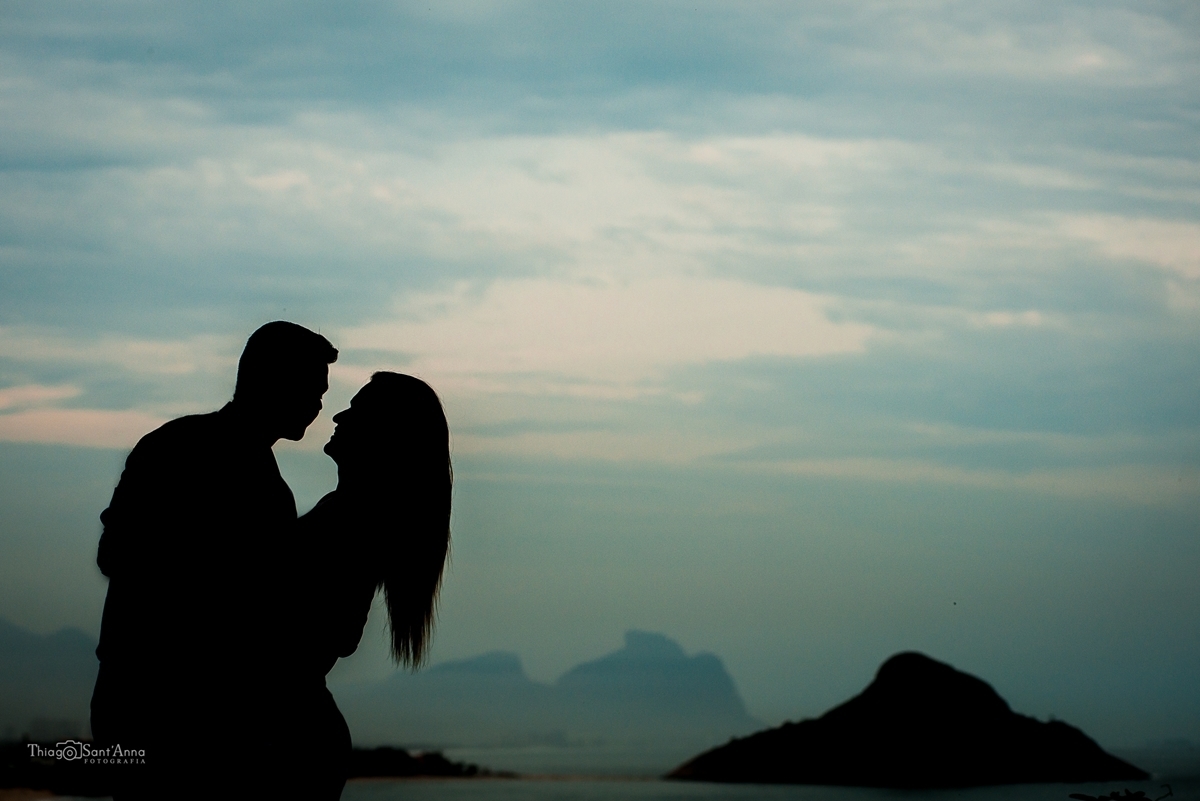 Fotografia de casal no contra luz. Céu azul.