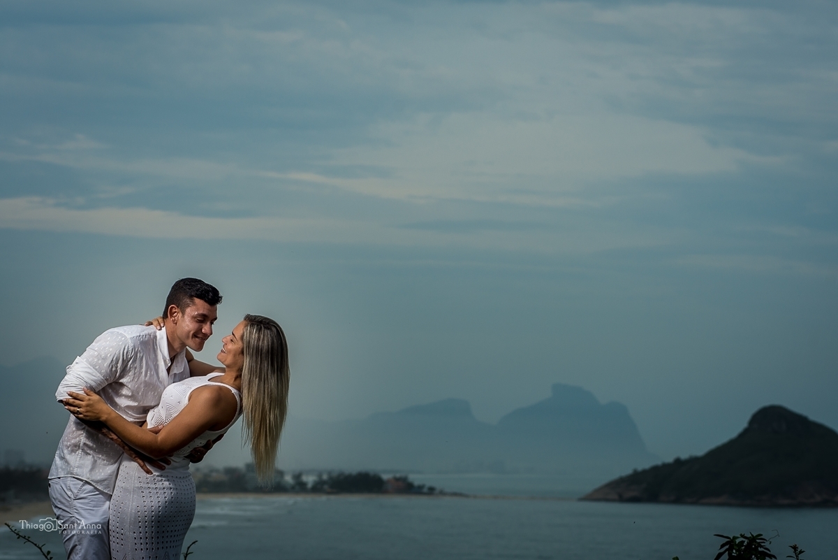 Fotografia de casal frente ao horizonte do mar