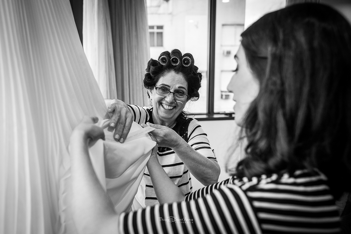 Nome da amiga na barra da saia do vestido de noiva