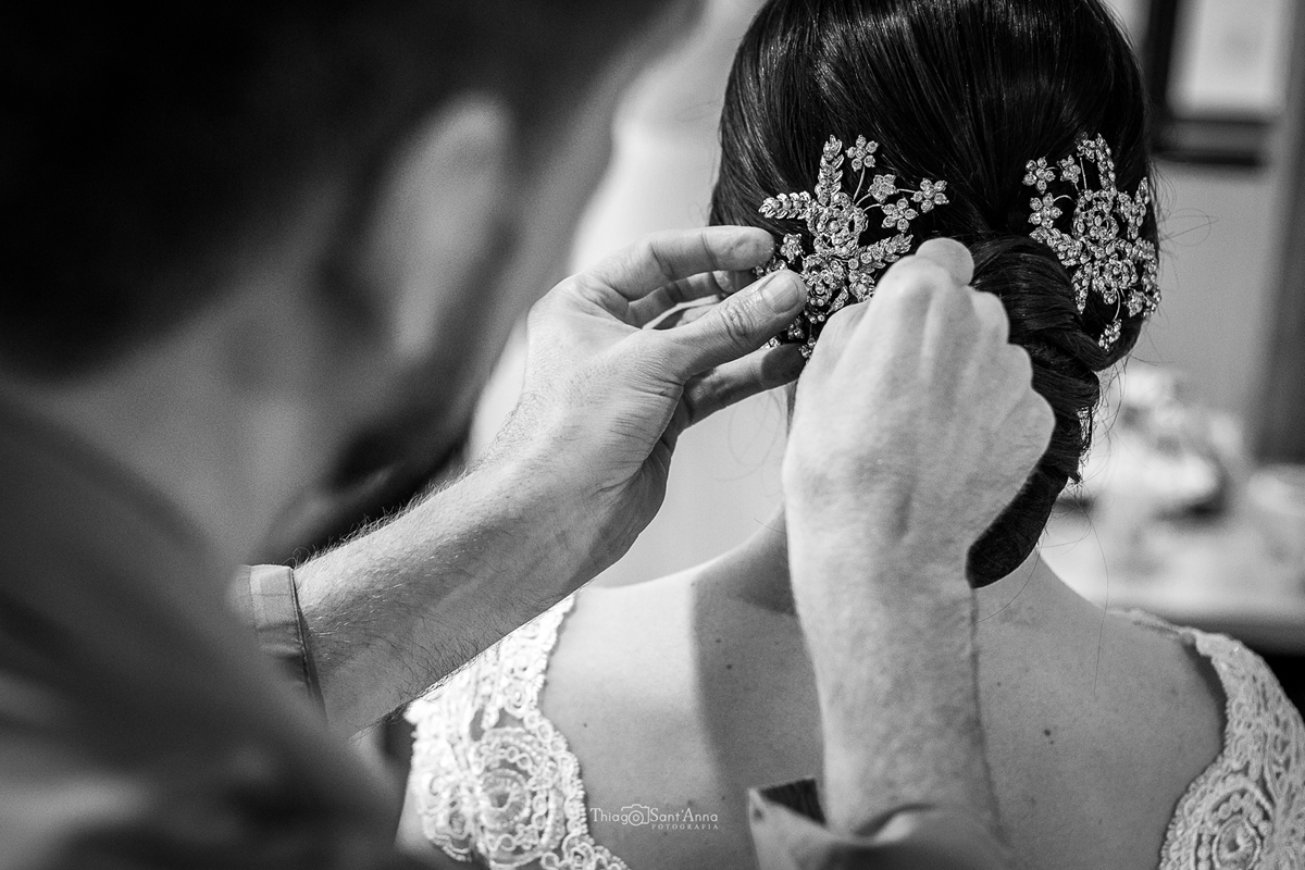 noiva colocando arranjo no cabelo