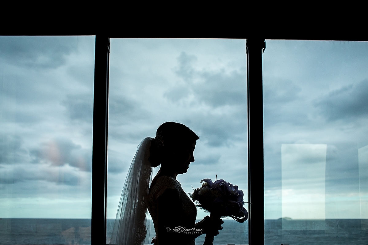 Noiva no contra luz da janela