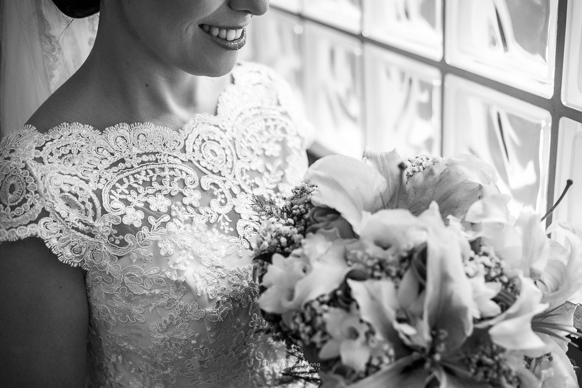 Noiva e seu buquê em preto e branco