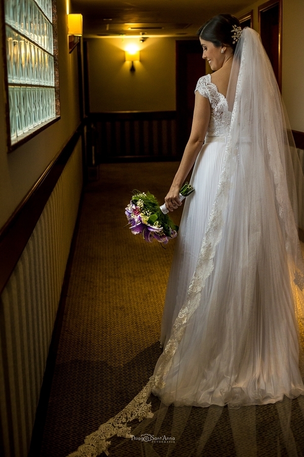 Noiva no corredor do hotel