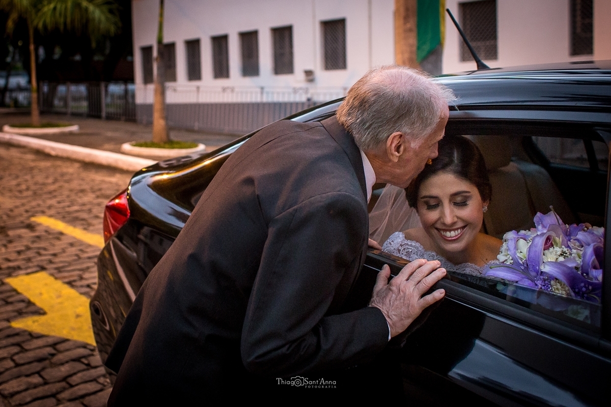Pai da noiva recebendo filha no carro