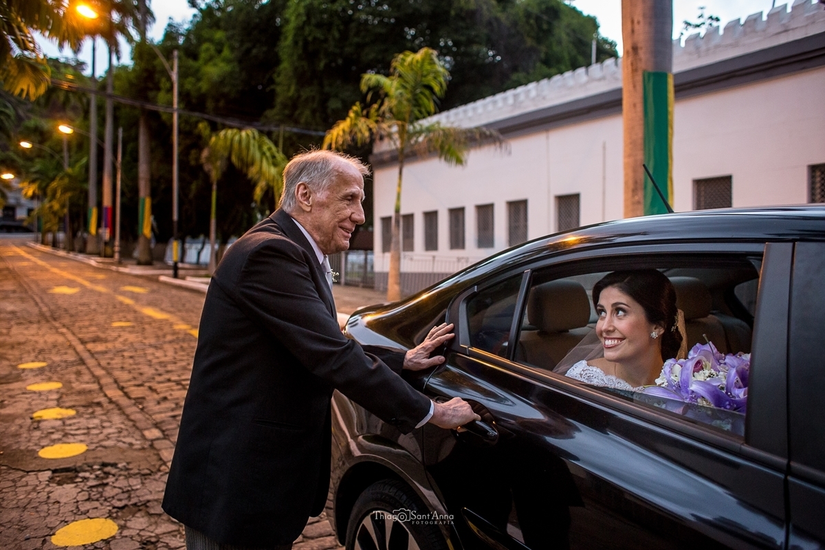 Pai da noiva recebendo filha no carro