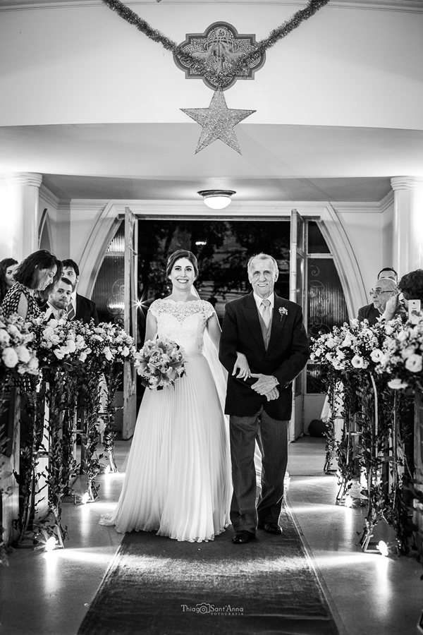 Entrada da noiva com o pai na cerimônia do casamento
