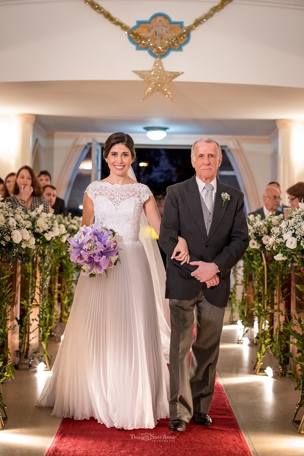 Entrada da noiva com o pai na cerimônia do casamento