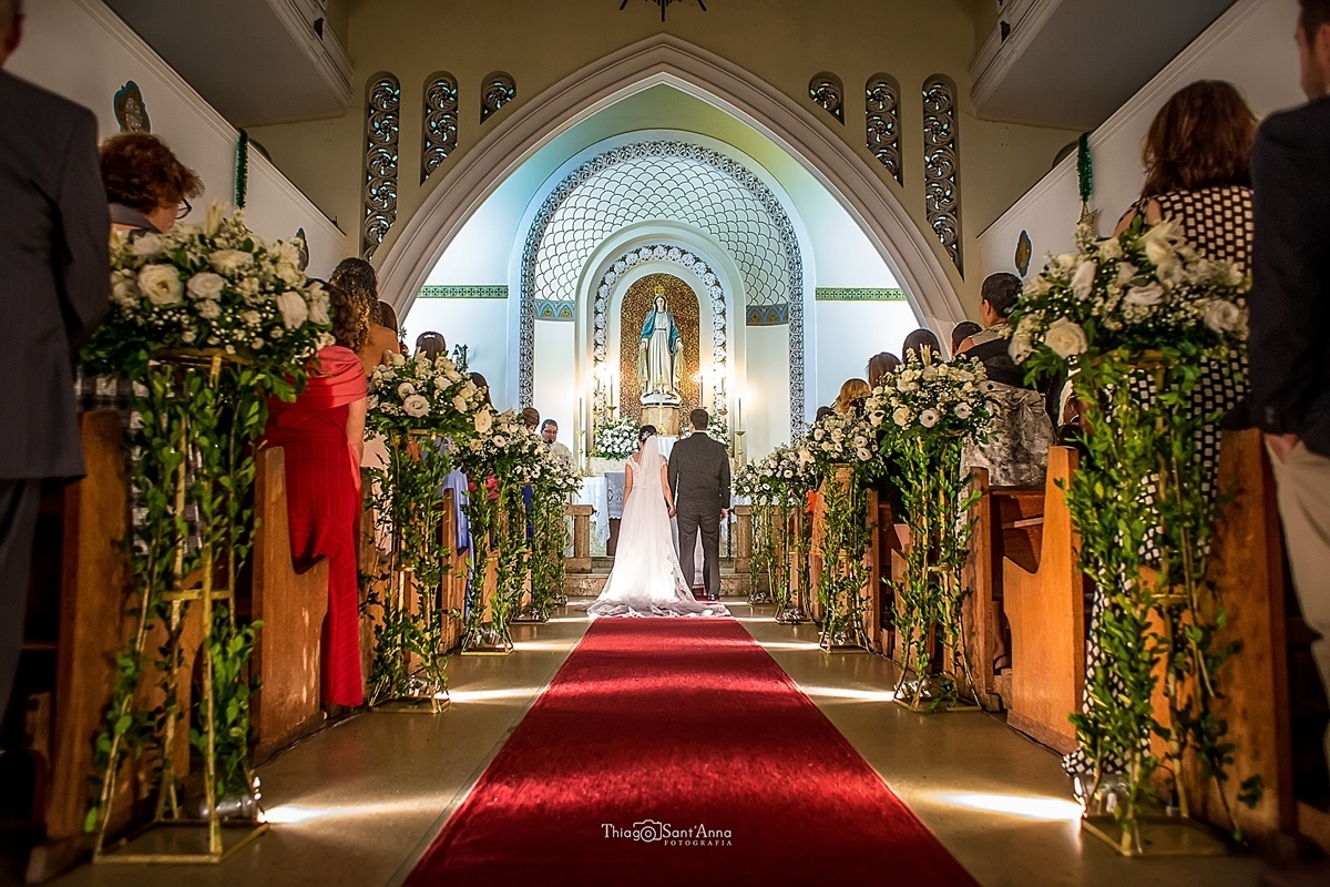 Casal de noivos em cerimônia de casamento