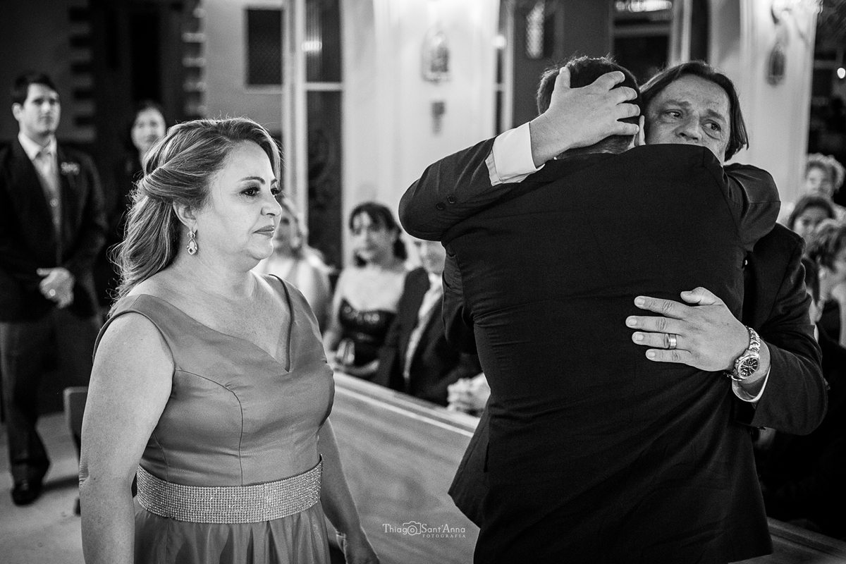 Noivo abraça o seu pai