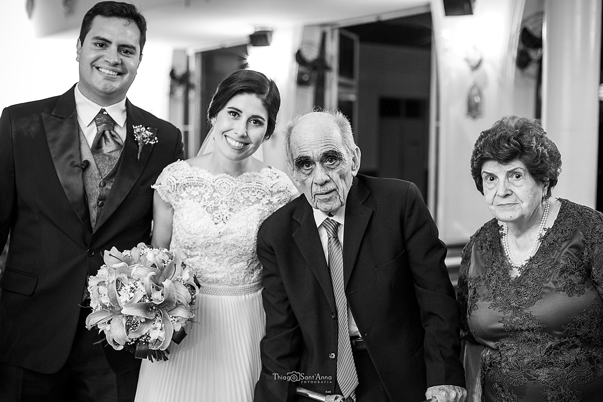 Foto do casal de noivos com os avós
