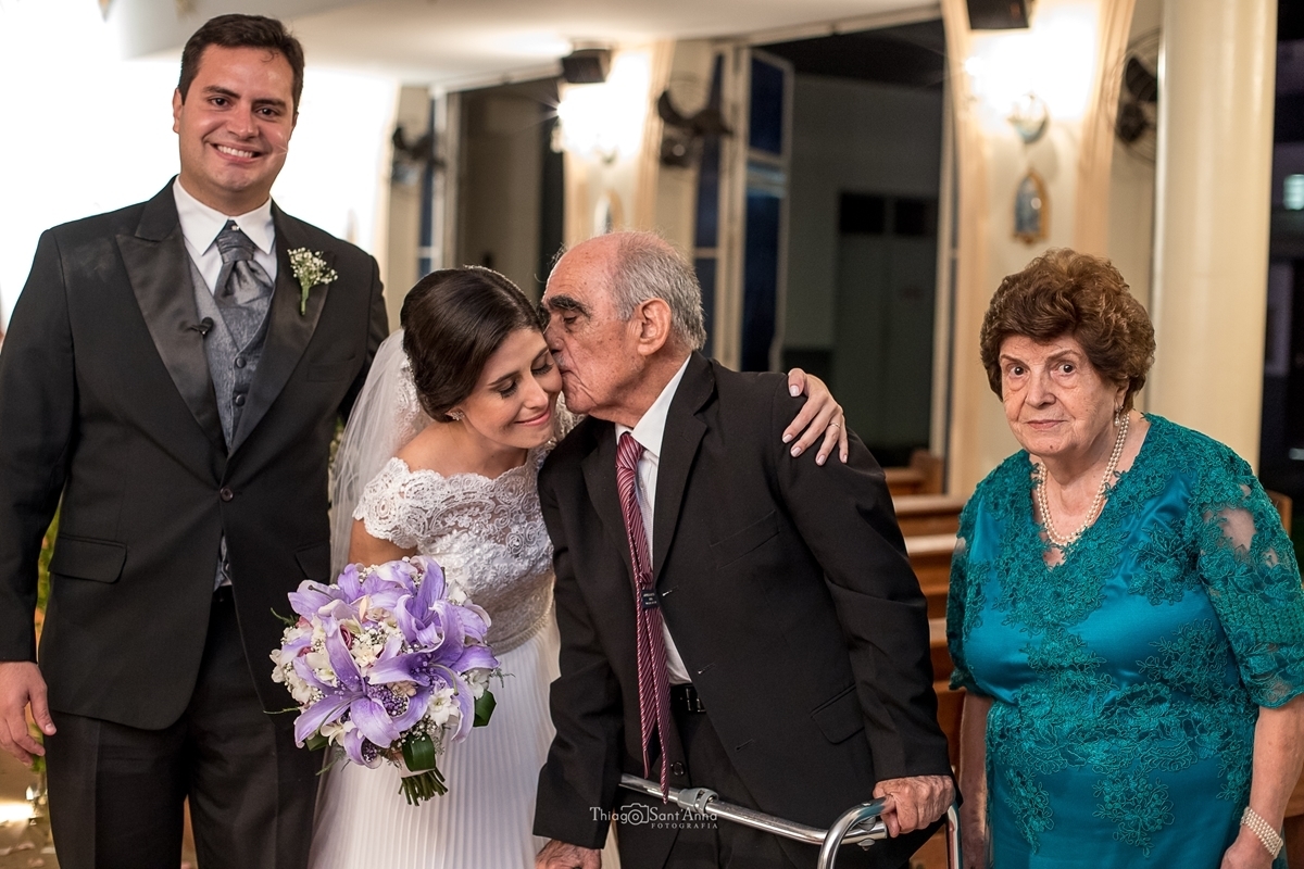 Foto do casal de noivos com os avós