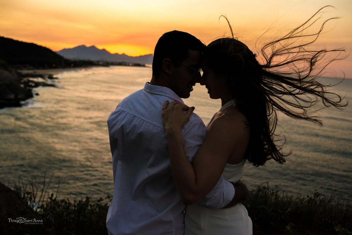 Ensaio de casal  ao pôr do sol na praia por Thiago Sant' Anna Fotografia. 
