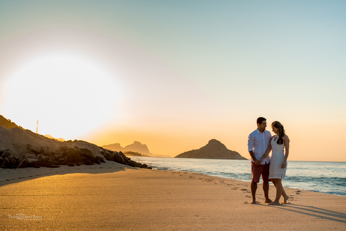 Ensaio de casal  ao pôr do sol na praia por Thiago Sant' Anna Fotografia.