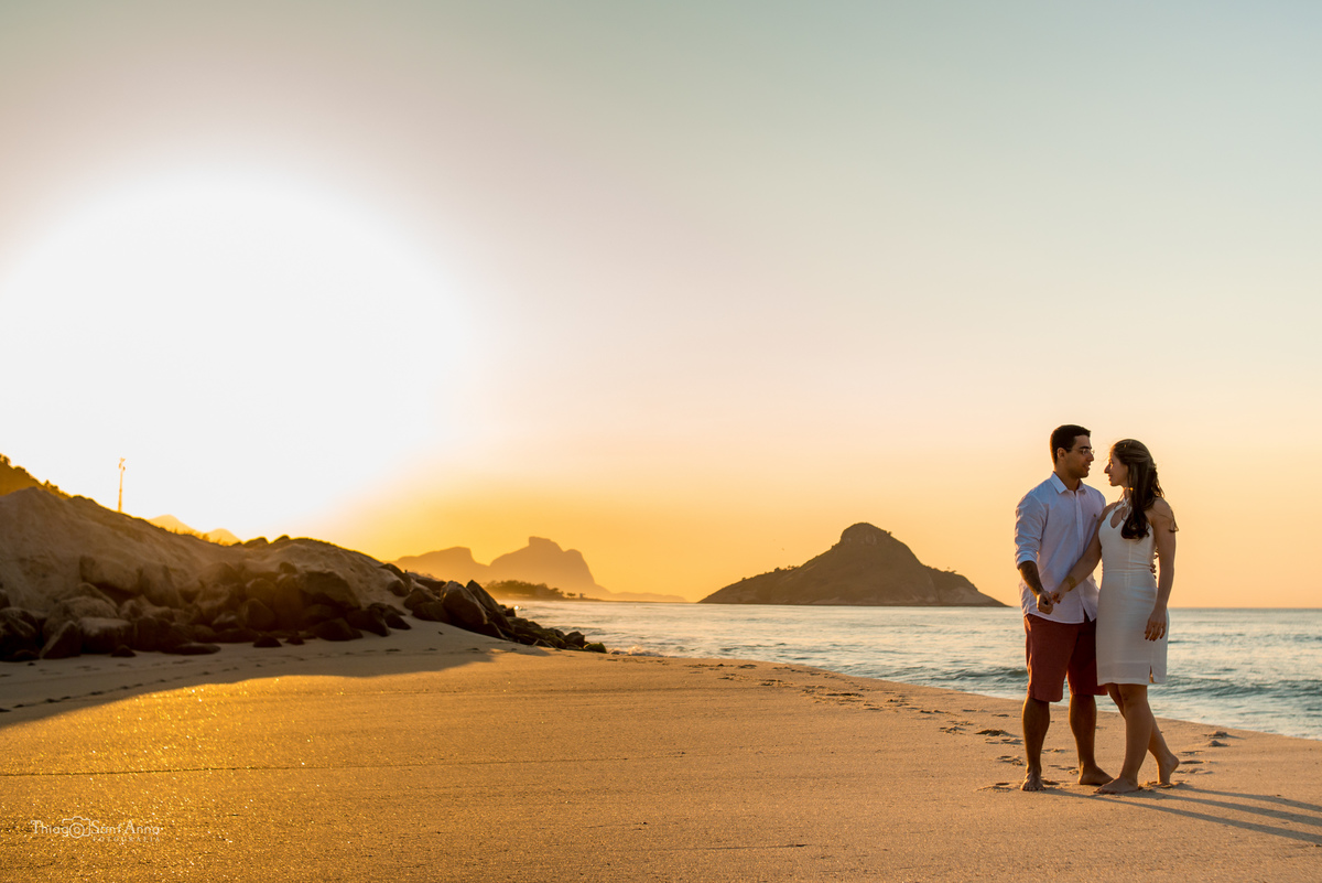 Ensaio de casal  ao pôr do sol na praia por Thiago Sant' Anna Fotografia.