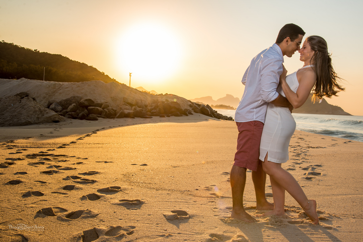 Ensaio de casal  ao pôr do sol na praia por Thiago Sant' Anna Fotografia.